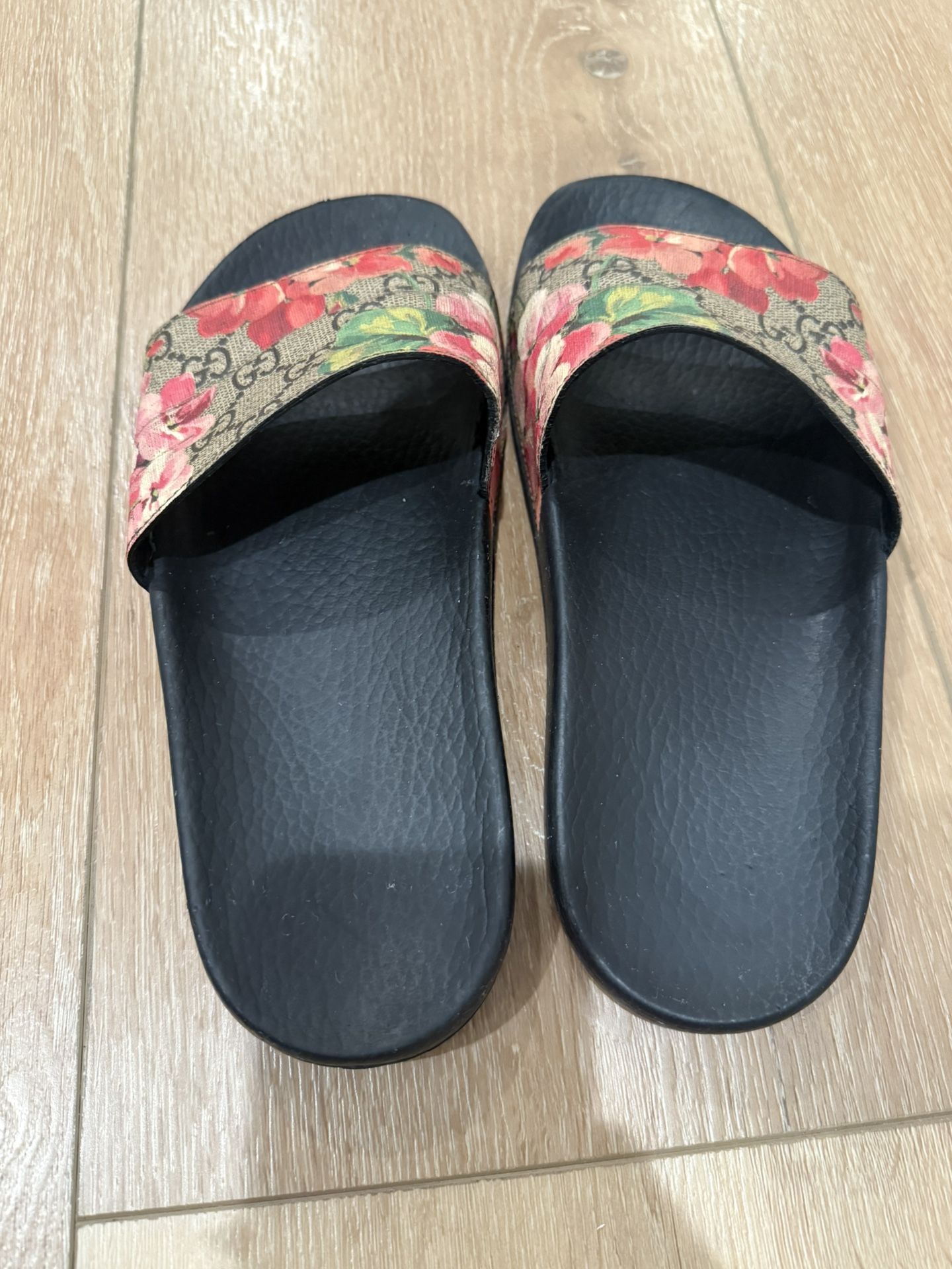 Authentic Gucci Women’s slides Size 38 (8-8.5)
