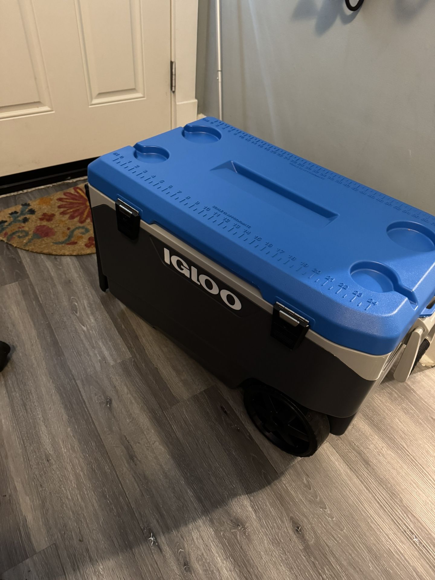 Igloo 90qt Rolling Cooler NEW condition