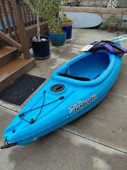 8ft used Sun Dolphin Kayak with new vest&paddle