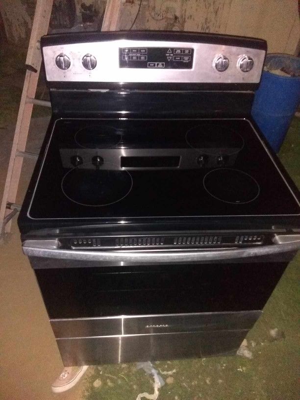 AMANA GLASS TOP STOVE