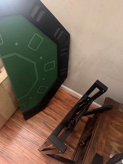 Foldable poker table