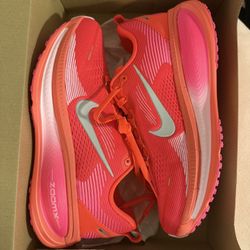 WOMEN'S NIKE VOMERO PLUS RUNNING SHOES PINK