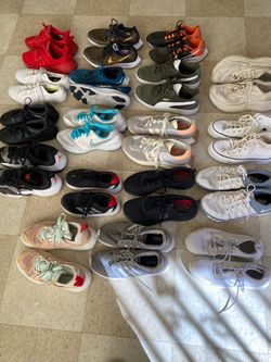 18 pares de tenis usaditos en buenas conditiones $100. Por todos