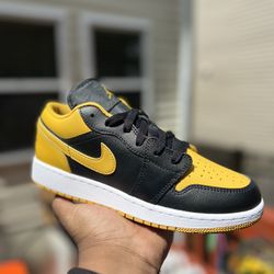 Air Jordan 1 Low “Yellow Ochre” 553560-072 Size 6Y/ 7.5W