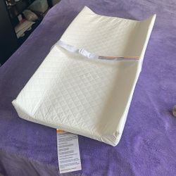 Cambiador de espuma para bebé – $25 (como nuevo) 🧸