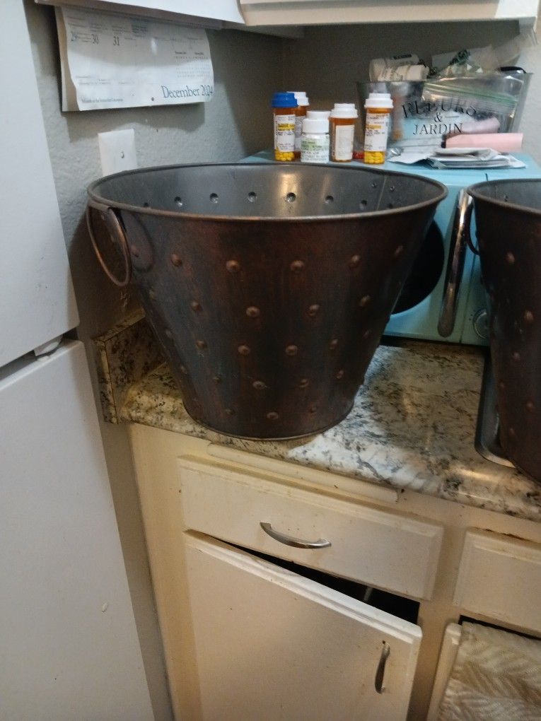 Used Plant Pot Must Pick Up In Riverside