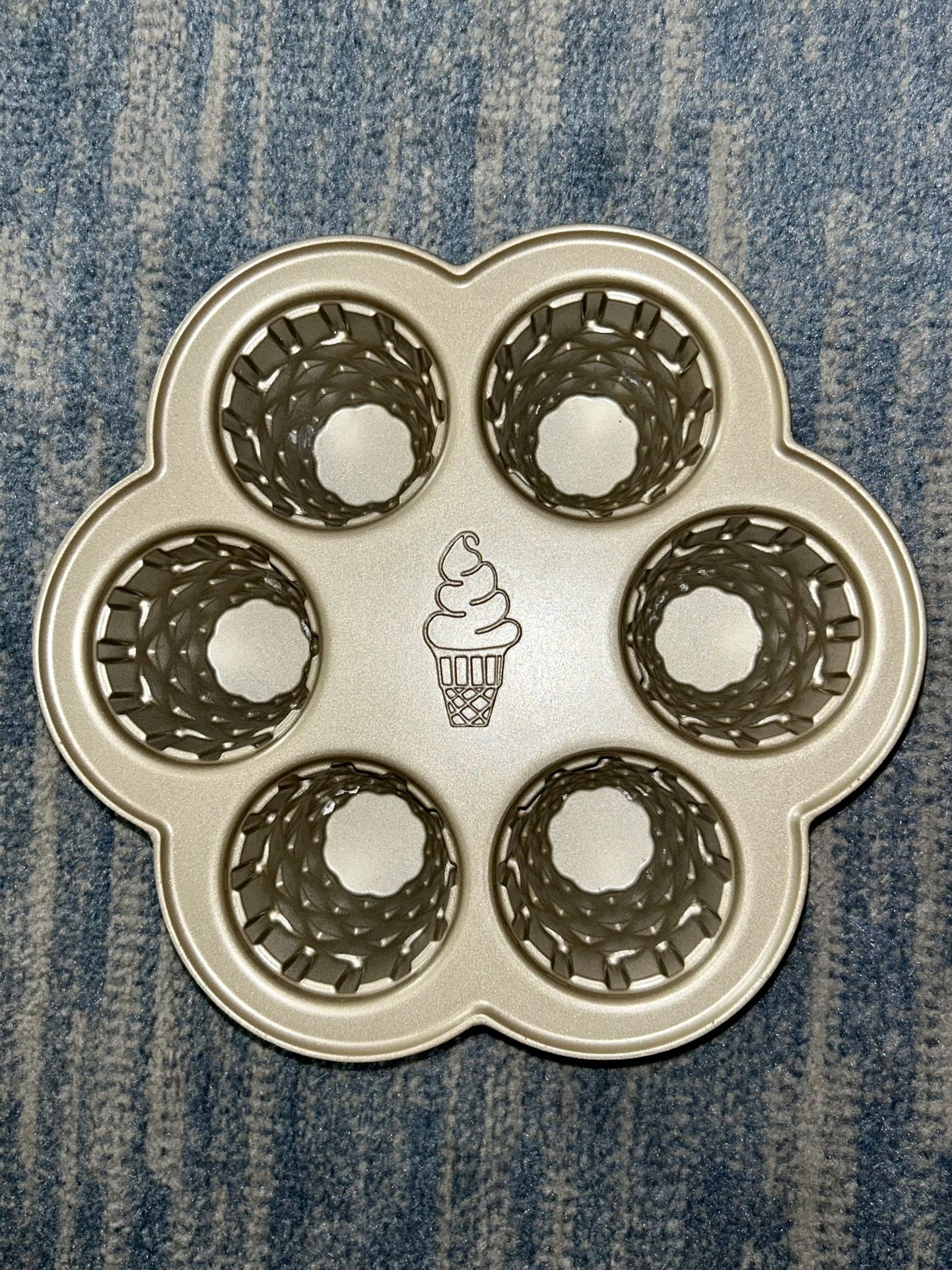 Lot 2 Nordic Ware Ice Cream Cone Cupcake Pan Mold & Sunflower Bundt Cake Pan Mold Cast 10 Cup Aluminum Baking Pan USA