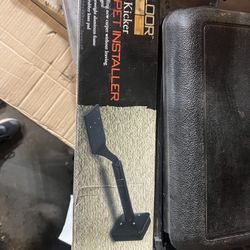 Knee Kicker Carpet Installer 