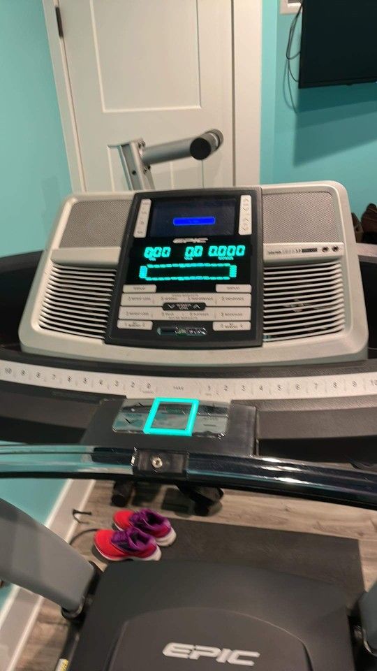 EPIC TREADMILL ( LIKE NEW & DELIVERY AVAILABLE TODAY) for Sale in