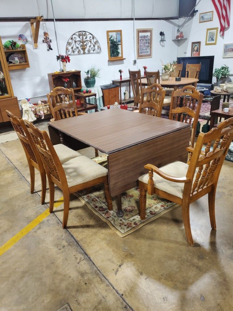 Extendable Dining Room Table & Chairs 