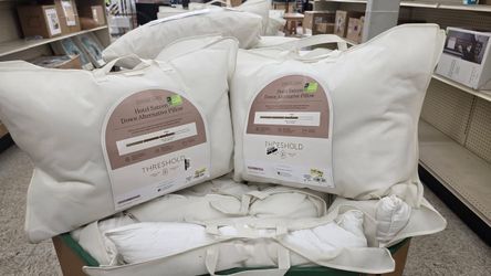 Threshold Standard/Queen Firm Hotel Pillows
