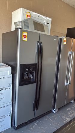 Like new Whirlpool side by side refrigerator
