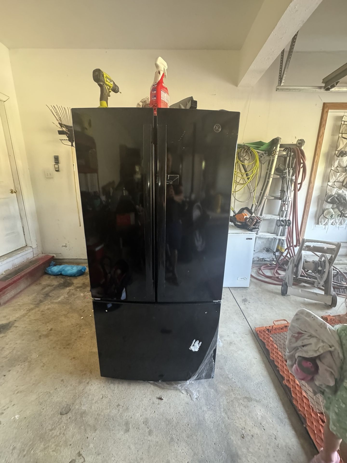 GE 27 cu. ft. French Door Refrigerator in Black with Internal Dispenser, ENERGY STAR - New