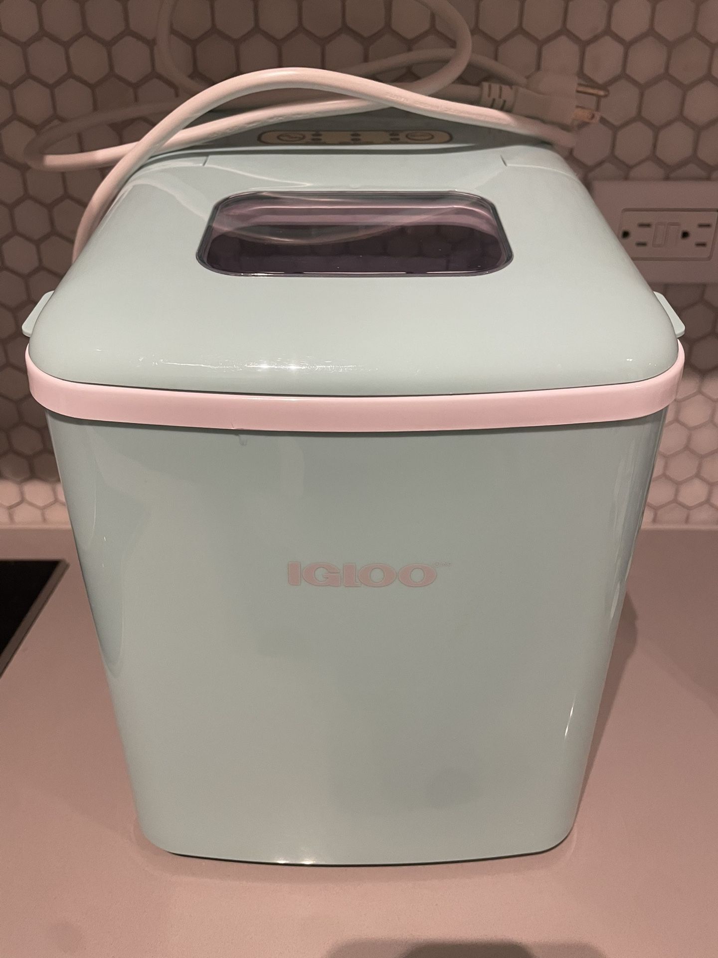 BRAND NEW/ NEVER USED Aqua Portable Igloo Ice maker 