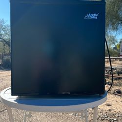Arctic King Refrigerator 1.6 Cu Ft  Great Condition. 