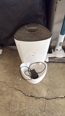 Automatic pet feeder