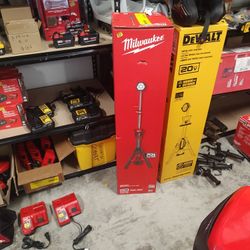 Milwaukee M18 Rocket Dual Power Tower Light 