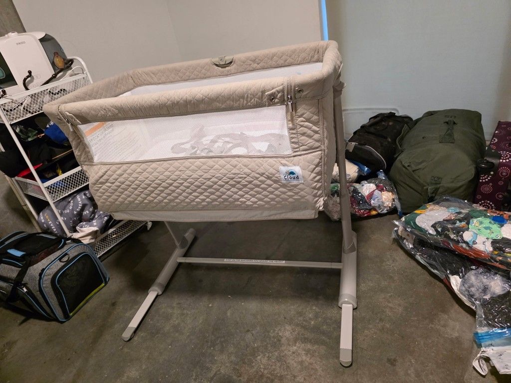 Bedside Bassinet For Infant And Newborn.