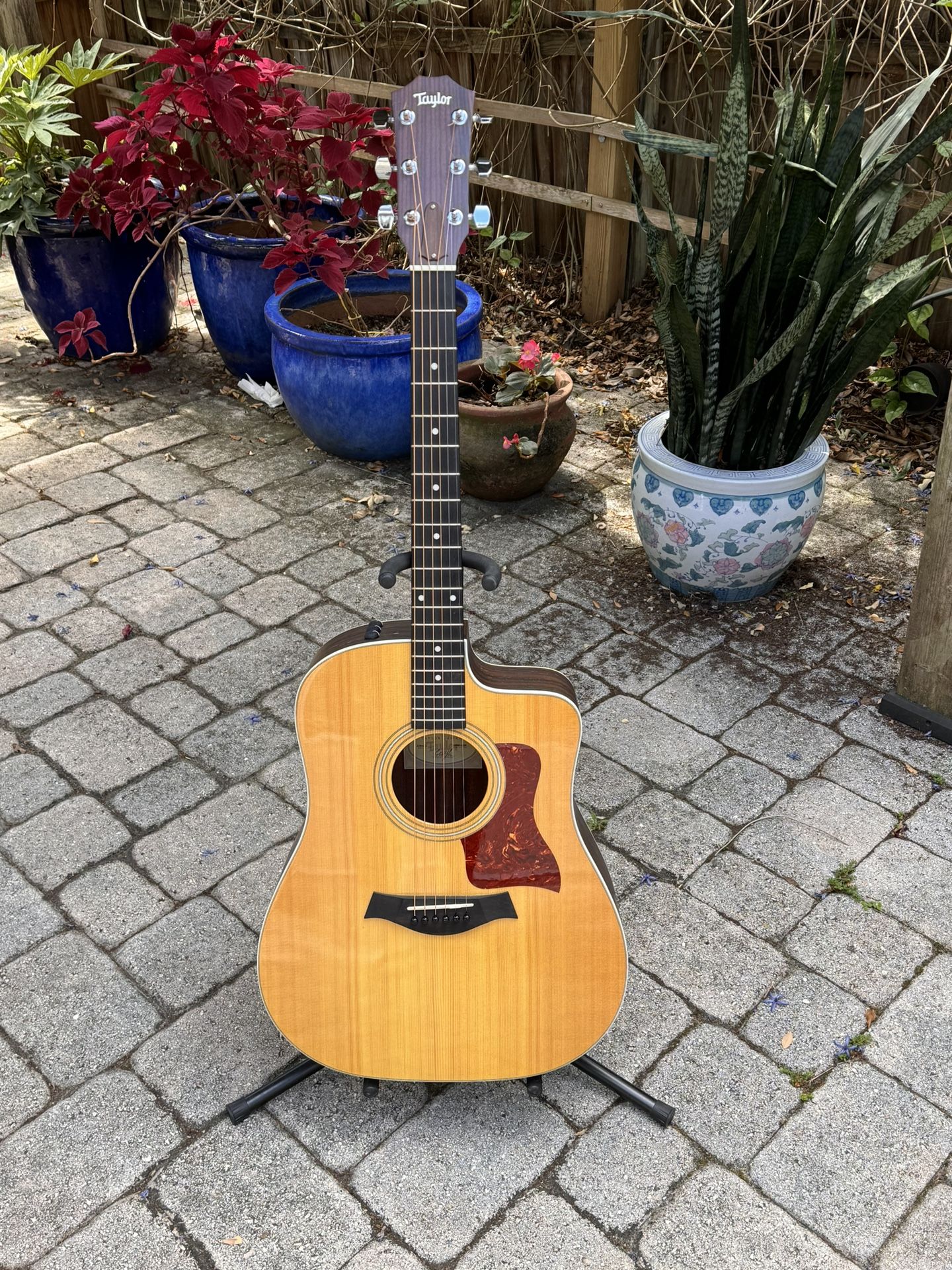 Taylor 210ce Acoustic-electric Guitar