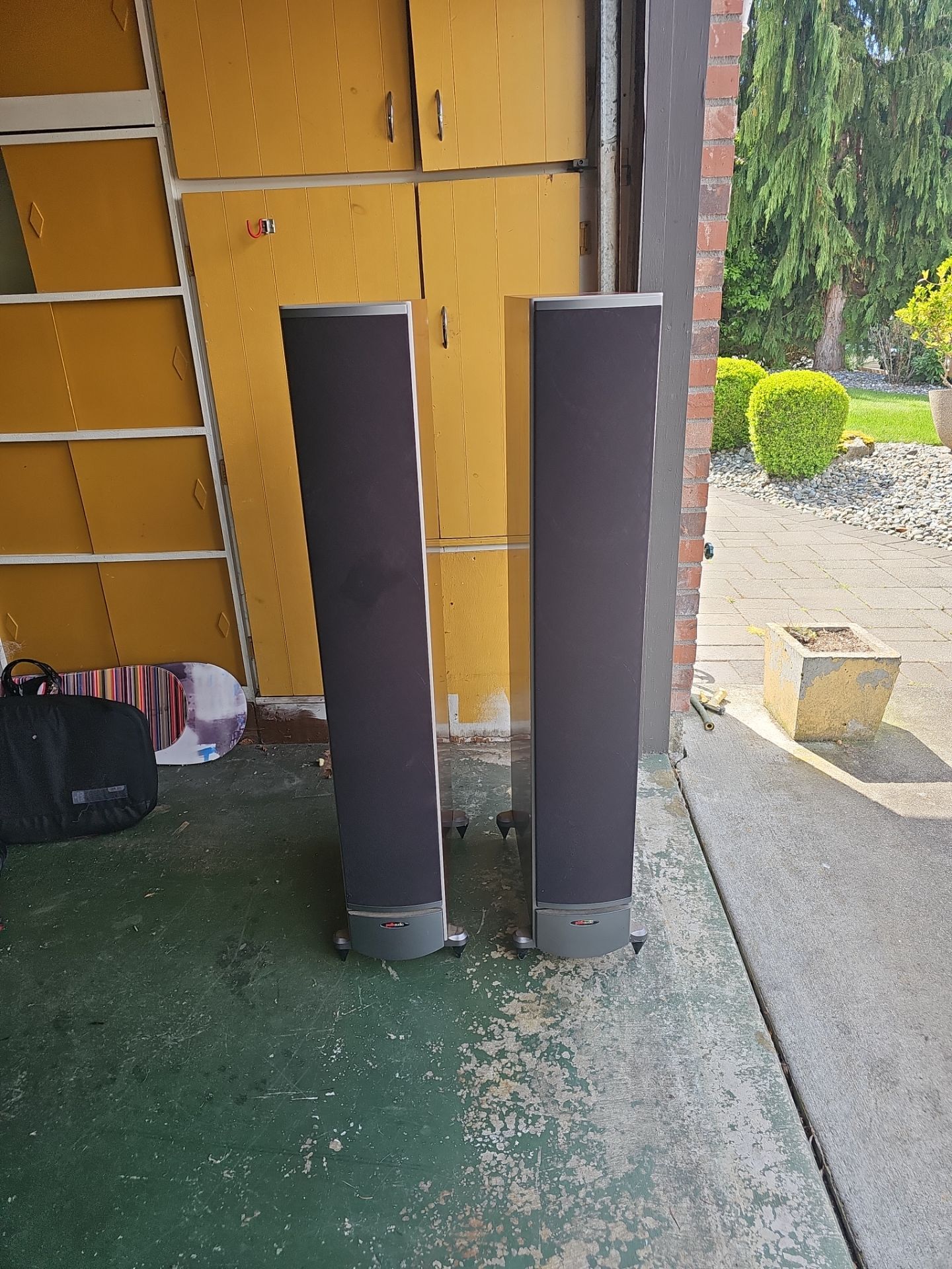 Polk audio speakers model RTi12