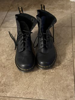 Unisex, Only worn once doc martens