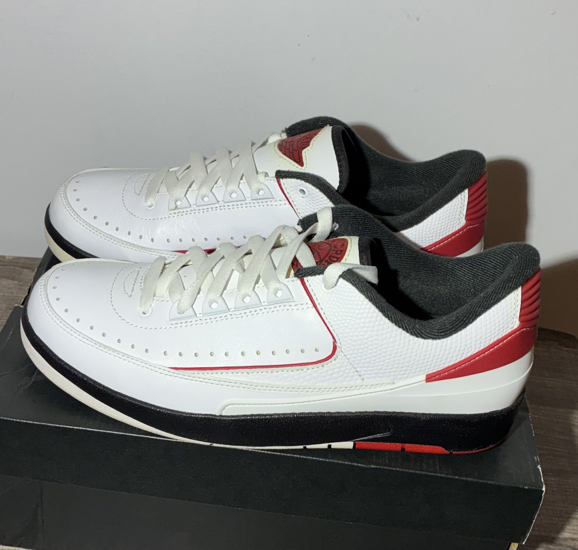 Size 8.5 - Nike Air Jordan 2 Retro 2016 Low Chicago 832819-101