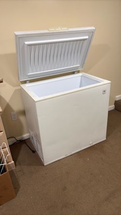 GE White Chest Freezer 7.0 cubic feet