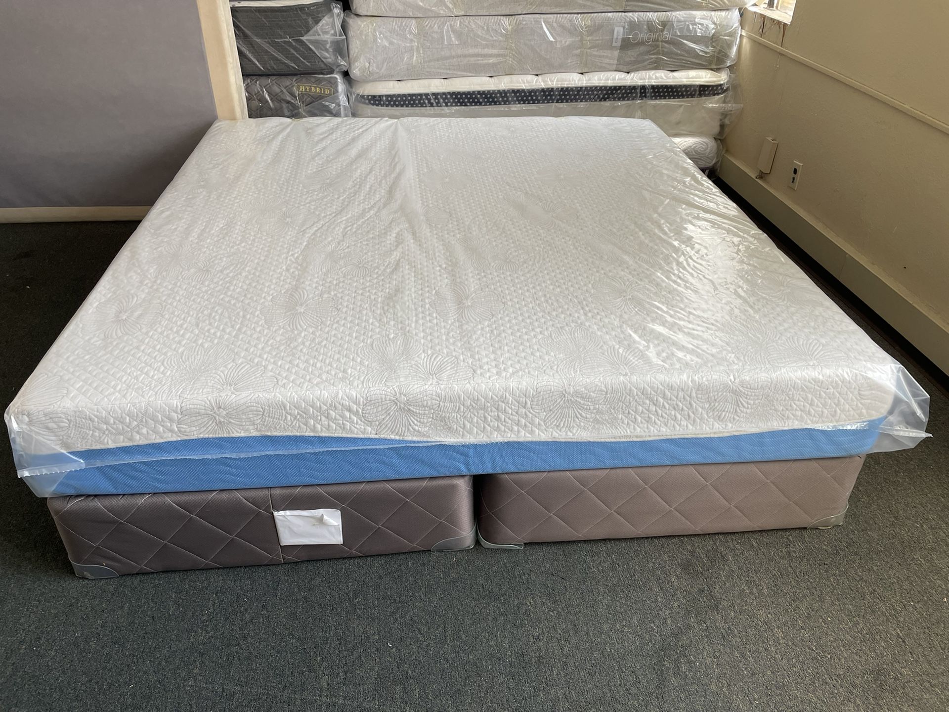 Memory foam king size mattress and box spring🚨 free Delivery🚨