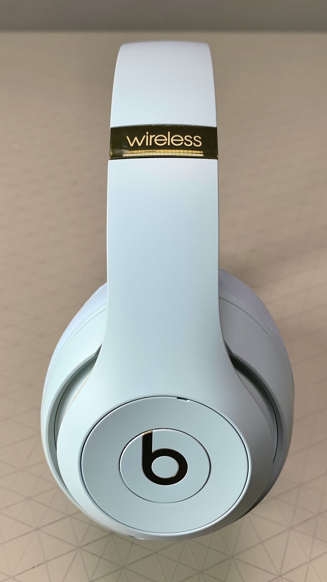 << LIKE NEW >> BEATS STUDIO 3 Wireless Headphone Bluetooth - 22 Hours of Listening Time - Apple Chip - Noice Cancelation