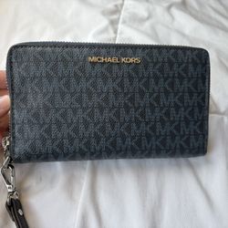 Micheal Khors wallet