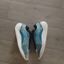 Adidas Nikes Pumas 