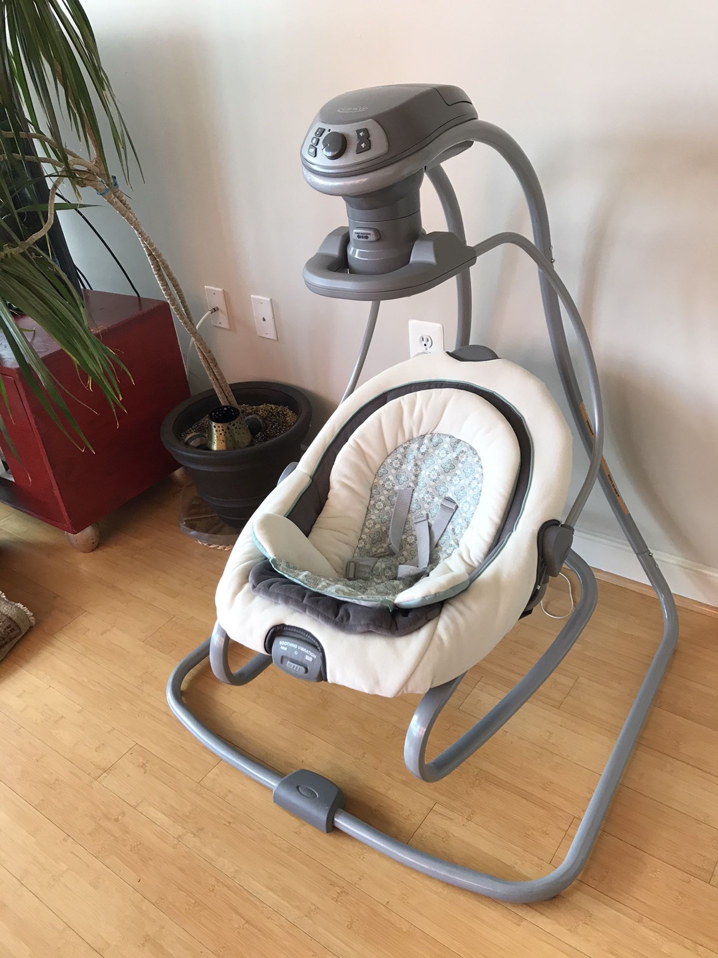 Graco DuetSoothe™ Swing + Rocker