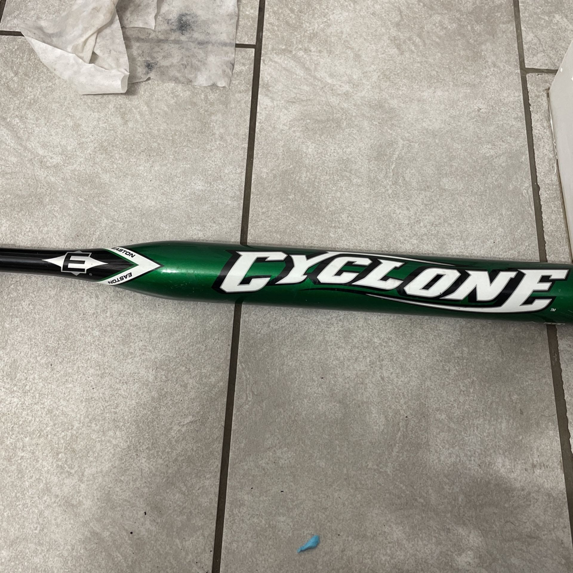 Easton Cyclone Emerald Green 32” New Hand Grip
