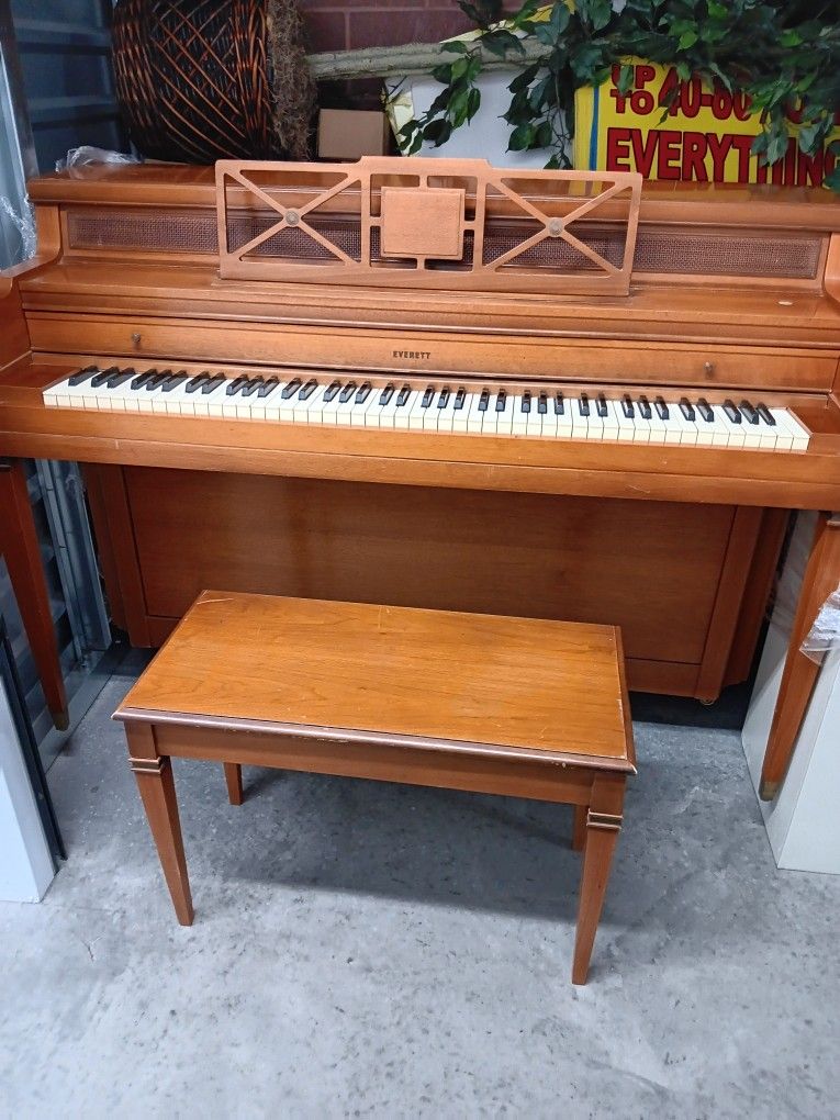 Everett Consol Piano