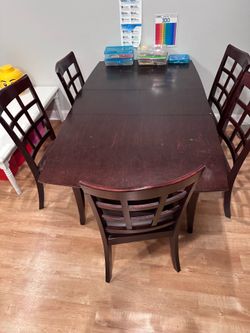 Kitchen / Dining Table + 5 chairs