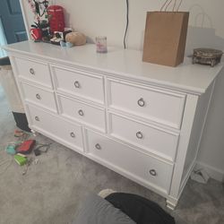 Dresser and night stand like new