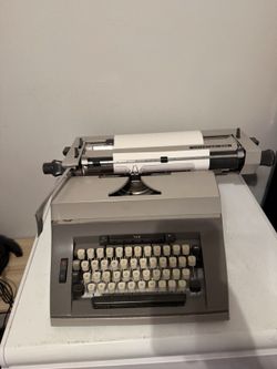 1971 Adler Universal 200 Typewriter Tested Working West Germany Vintage