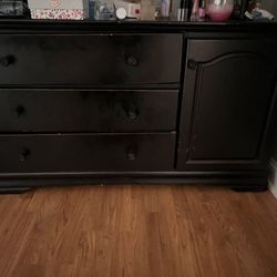 BLACK DRESSER