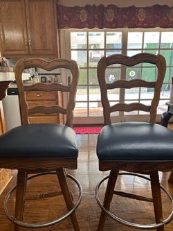 Sturdy Barstools with blue seat covers