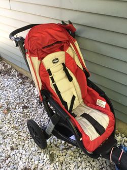 Chicco stroller almost brand new three wheel with shocks in the back