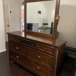 Dresser With Mirror 