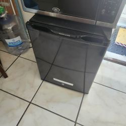 🔥 Frigidaire Mini Fridge – Works Great! Perfect for Bedroom, Office or Garage – $75