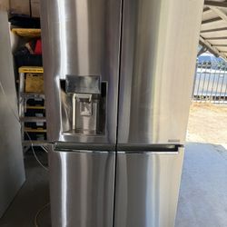 Like New Conditions Refrigerator LG Four Doors