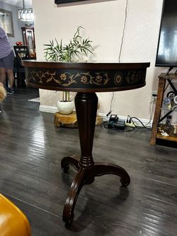 Round Pedestal Accent coffee  Table with Floral Apron