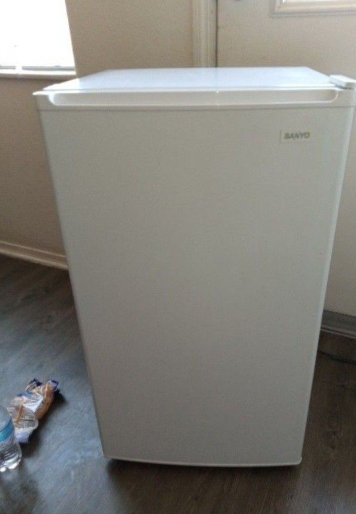 Sanyo Mini Fridge Like New