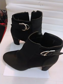 Woman's pre owed shoes unisa size 10w clean condition