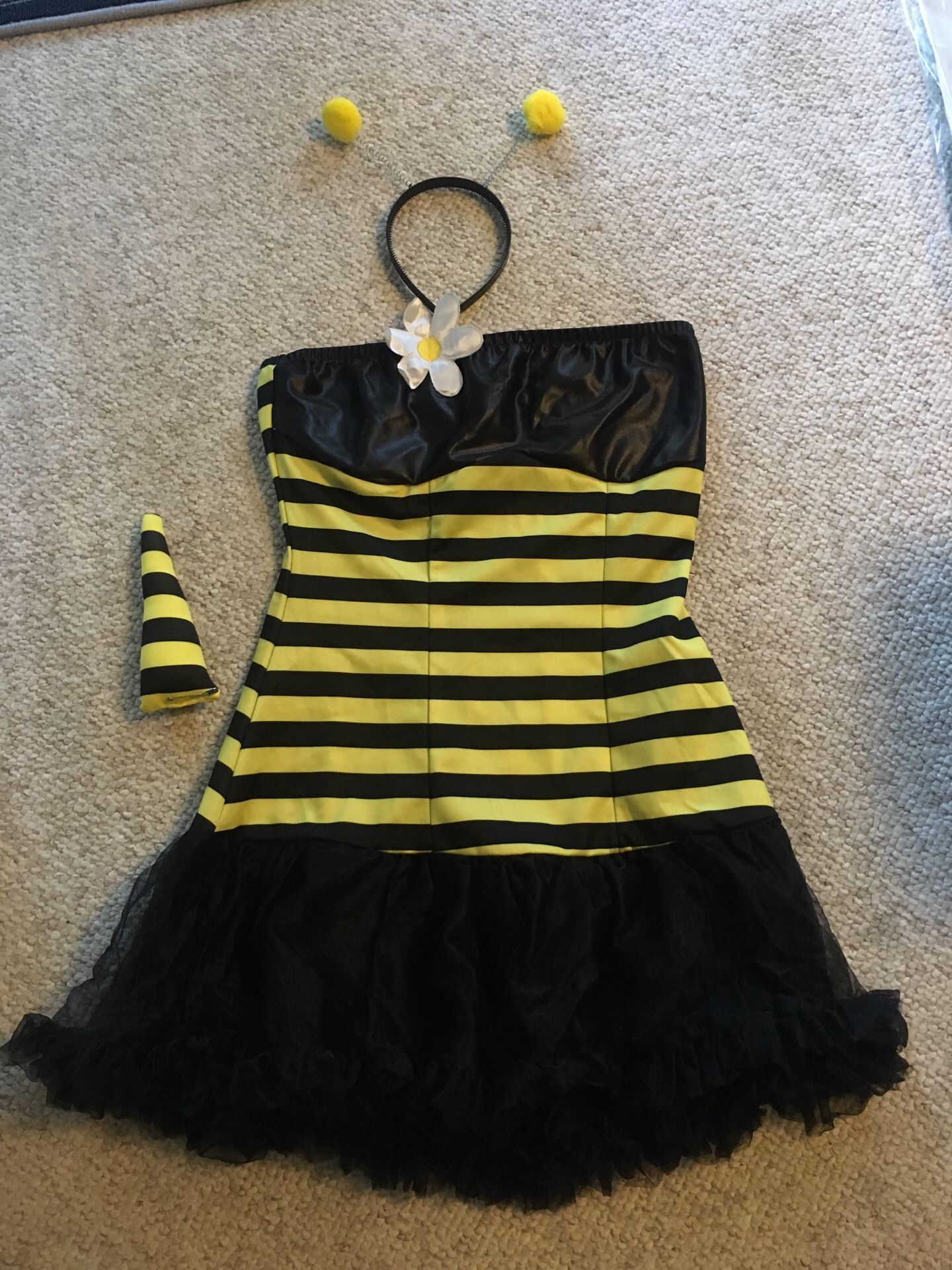 Halloween costume medium size female girl daisy π costume (No wings)