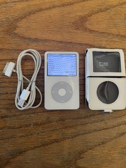 Apple iPod Classic 5th Gen. 30GB, White Leather Case & Charger