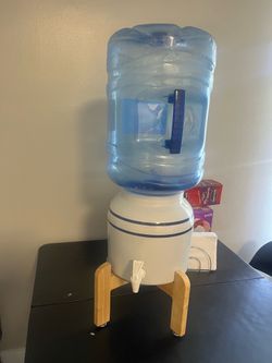 Tengo este garrafón para agua biene con su base
