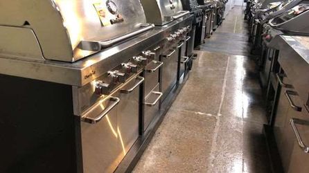 Brand New BBQ Grills and Smokers Y8